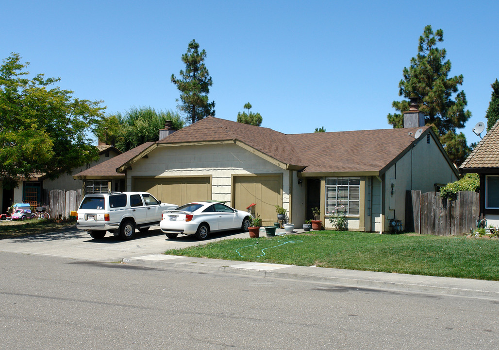 125-127 Bond Ave in Petaluma, CA - Building Photo