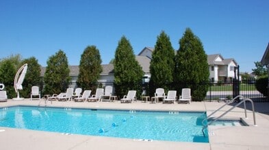 542 Pewaukee Rd, Unit A in Pewaukee, WI - Building Photo - Building Photo