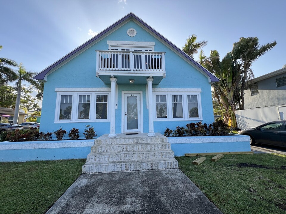 121 N Golfview Rd in Lake Worth Beach, FL - Building Photo