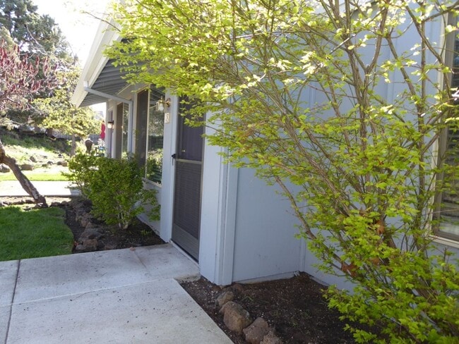 1700 NE Wells Acres Rd in Bend, OR - Building Photo - Building Photo