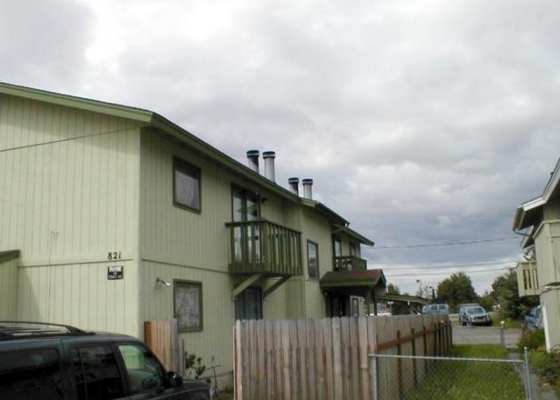 821 E 45th Ct in Anchorage, AK - Foto de edificio