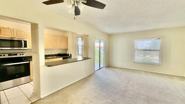 605 S Pine Island Rd in Plantation, FL - Building Photo - Building Photo