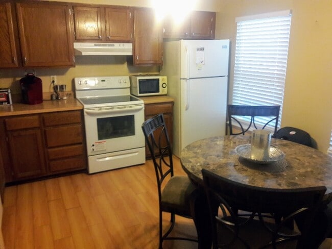 1598 Pin Oak Dr in Waldorf, MD - Foto de edificio - Building Photo