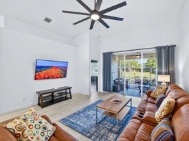 233 W Coral Trace Cir in Delray Beach, FL - Building Photo