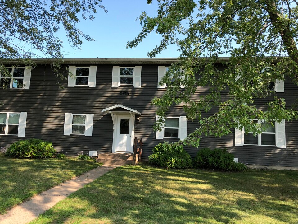 2326 Golf Rd in Eau Claire, WI - Foto de edificio