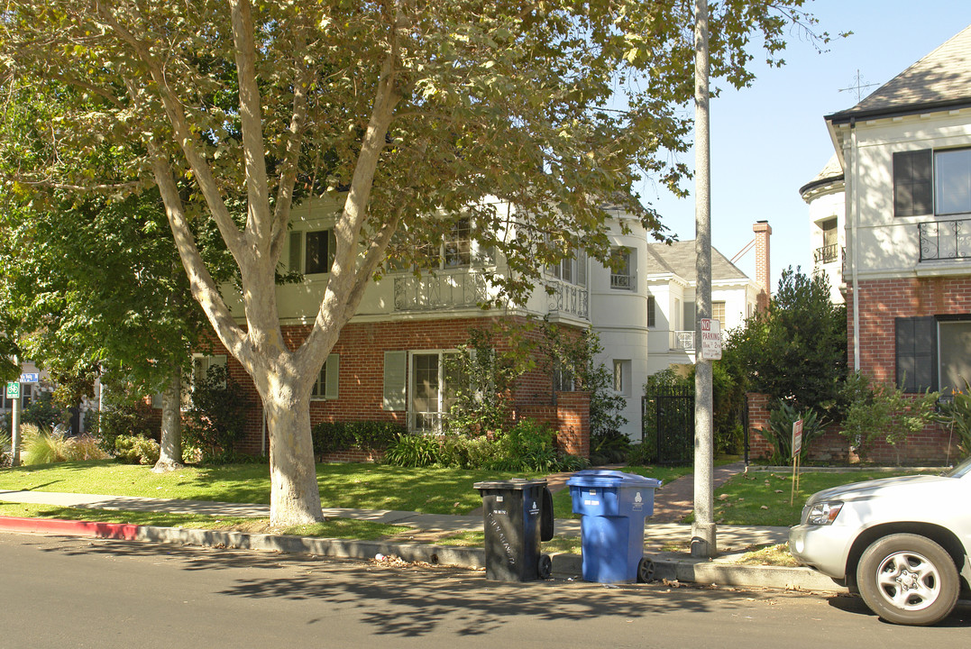 1301 N Alta Vista Blvd in Los Angeles, CA - Building Photo