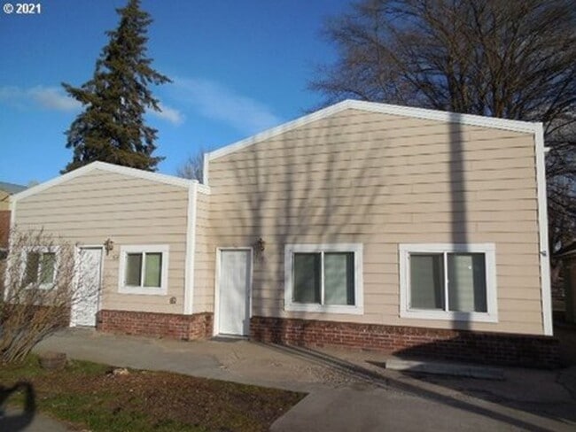 property at 700-704 S Columbus Ave