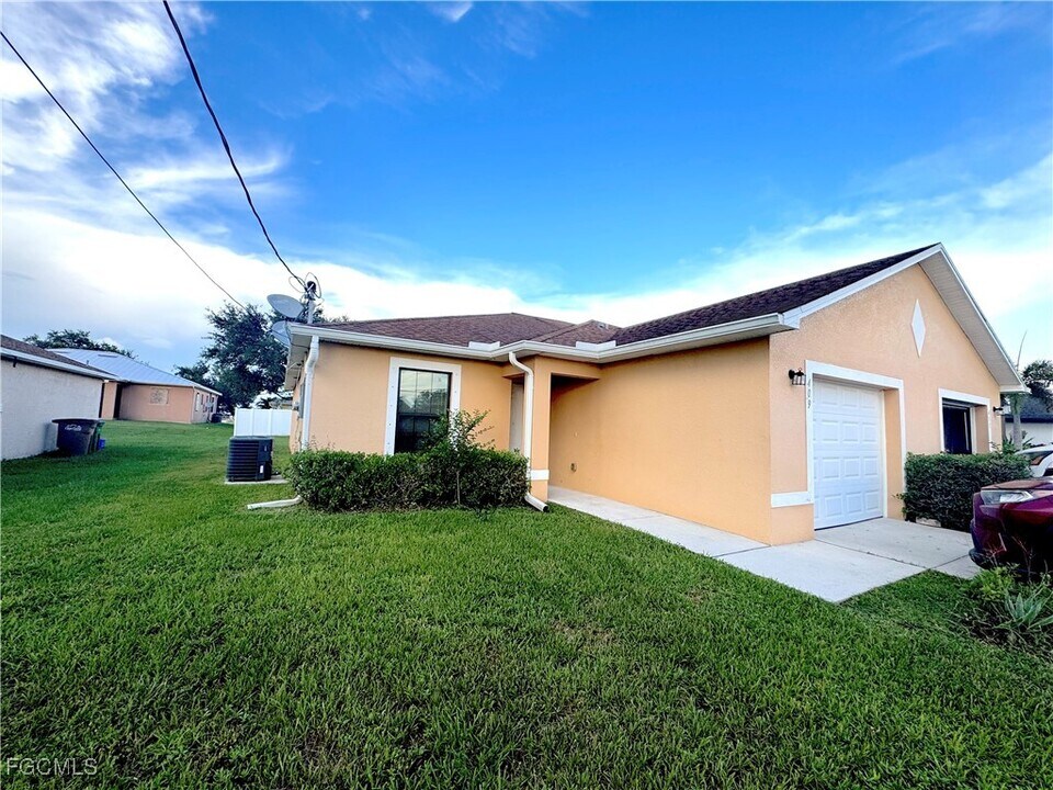 411 Nicholas Pkwy W in Cape Coral, FL - Building Photo