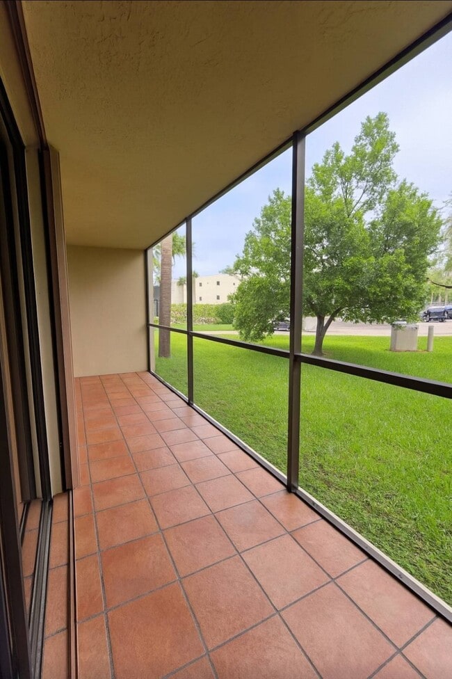 8045 SW 107th Ave in Miami, FL - Building Photo - Building Photo