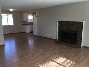 2500 W Irwin Way in Eugene, OR - Foto de edificio - Building Photo