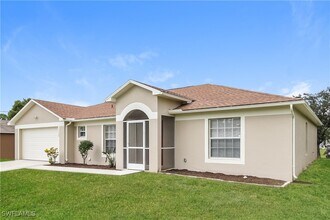 1120 Cariston Ave in Lehigh Acres, FL - Foto de edificio - Building Photo