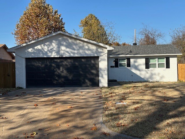 201 W Campbell Dr in Midwest City, OK - Building Photo