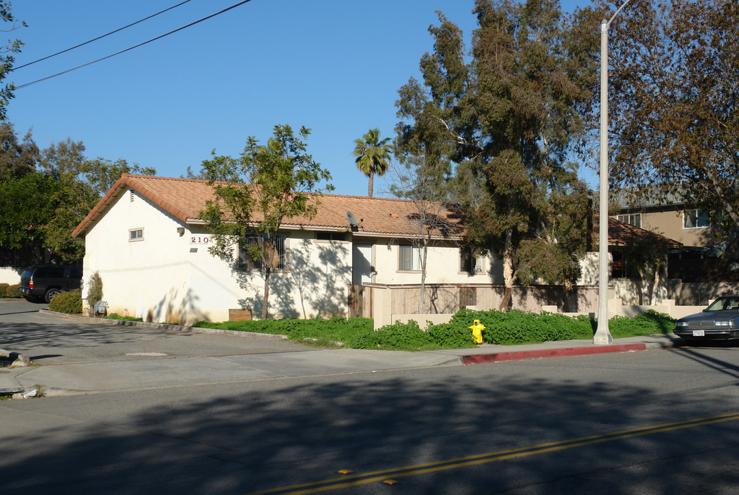 210 Townsite Dr in Vista, CA - Building Photo