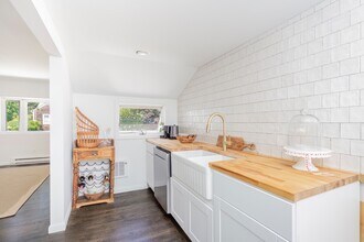 15 Indian Hill Rd in East Hampton, NY - Building Photo - Building Photo