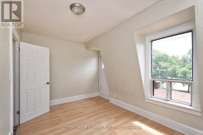 1932 Queen St E in Toronto, ON - Building Photo - Building Photo