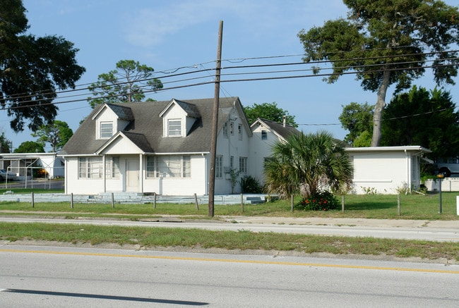 Blue Gables Mobile Home Park in Edgewater, FL - Foto de edificio - Building Photo