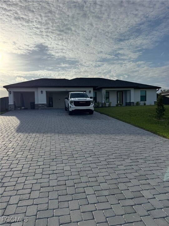 2801 NW 4th Pl in Cape Coral, FL - Building Photo
