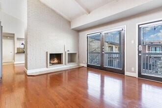 5934 Sandhurst Ln, Unit 207 in Dallas, TX - Foto de edificio - Building Photo