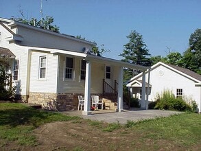 7108 Wakefield Rd in Hiram, OH - Foto de edificio - Building Photo