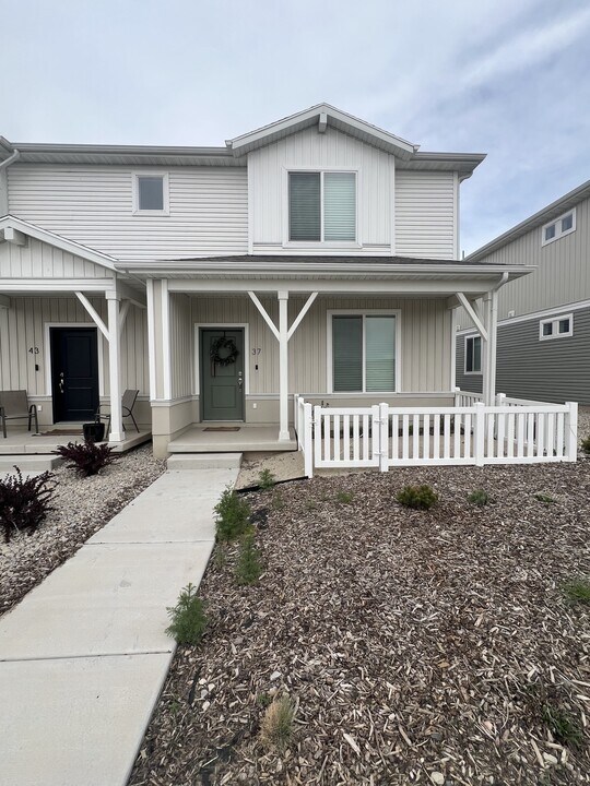 37 N Veranda Ct in Saratoga Springs, UT - Building Photo