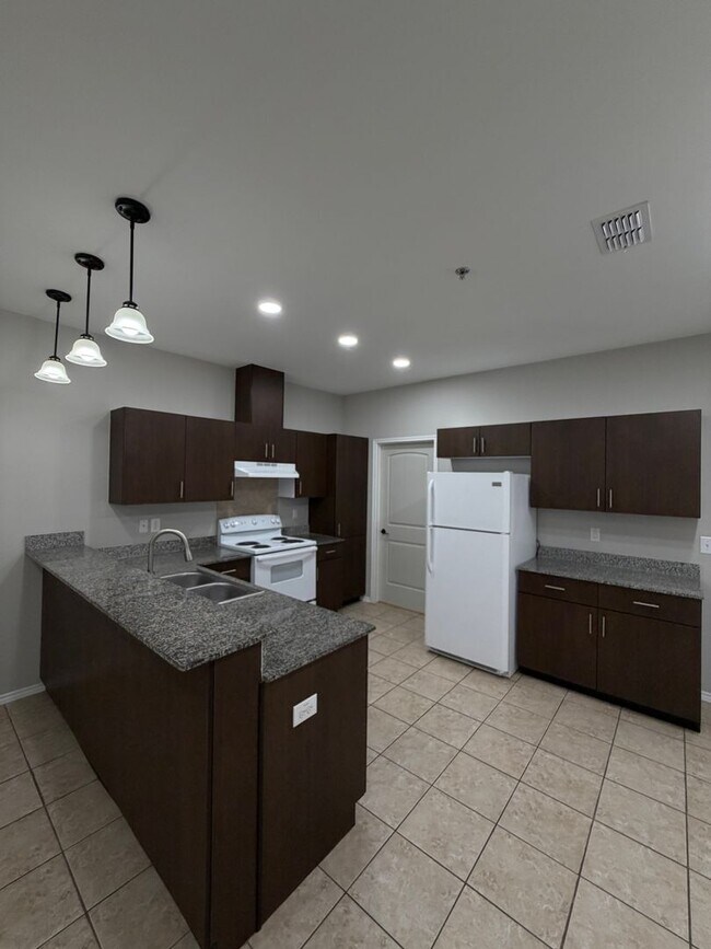 201 S 5th St, Unit 07 in Hidalgo, TX - Building Photo - Building Photo