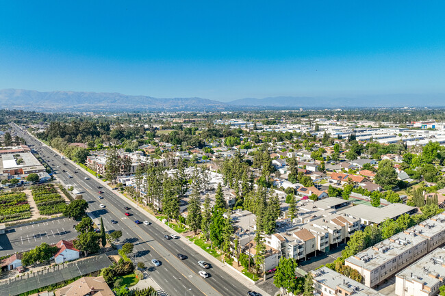 7800 Topanga Canyon Blvd in Canoga Park, CA - Foto de edificio - Building Photo