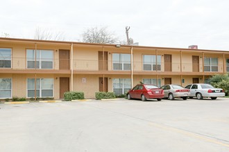 Los Pinos Apartments in Houston, TX - Building Photo - Building Photo