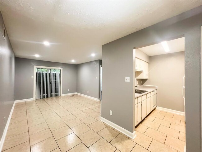 7200 Clarewood Dr in Houston, TX - Building Photo - Building Photo