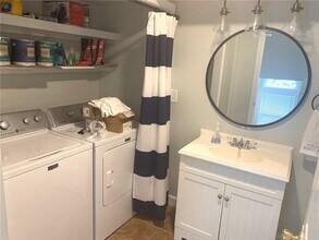 33 Van Zandt Ave in Newport, RI - Building Photo - Building Photo
