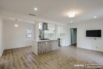 8833 Paso Robles Ave in Los Angeles, CA - Foto de edificio - Building Photo