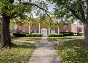 Candlelight Court in Davenport, IA - Building Photo - Building Photo