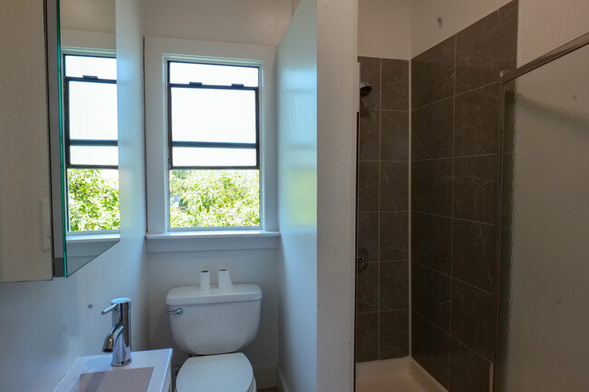 1934 Stuart St, Unit Upper in Berkeley, CA - Building Photo - Building Photo