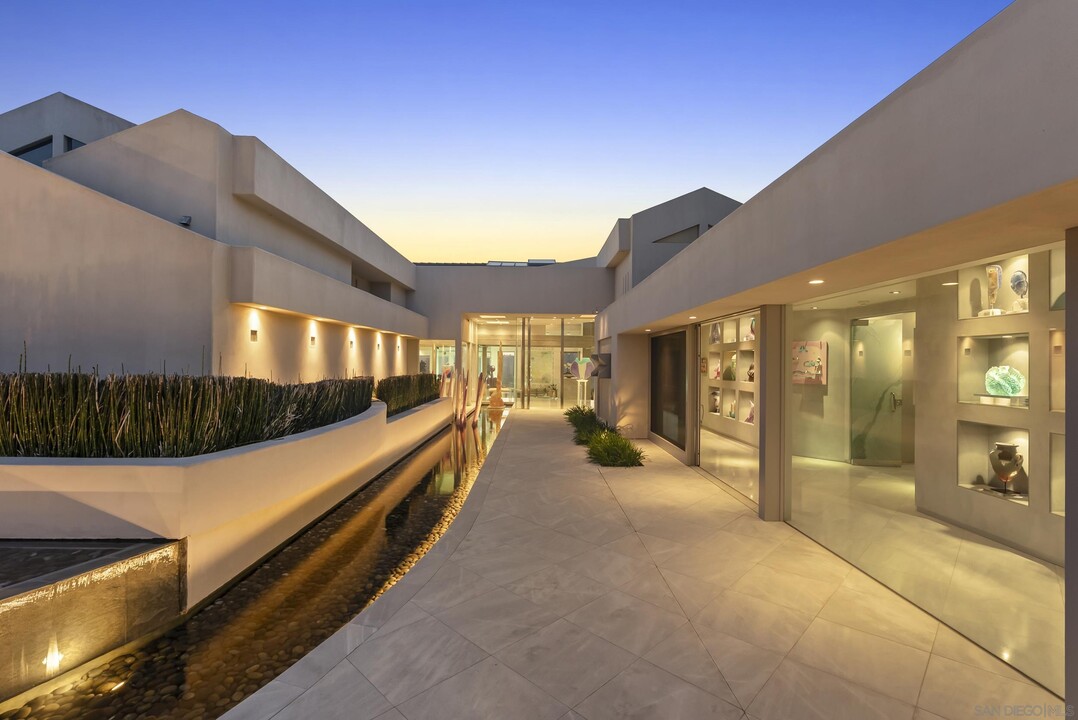 6002 Via Posada Del Norte in Rancho Santa Fe, CA - Building Photo