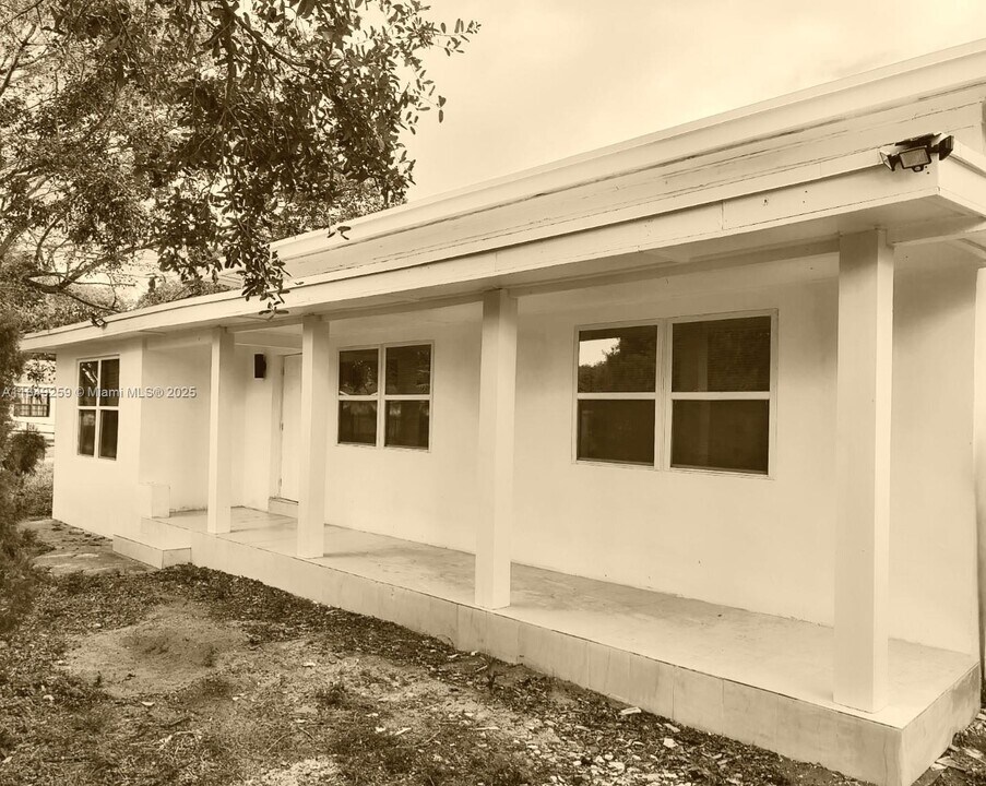 400 NE 161st St in Miami, FL - Building Photo