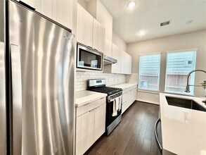 613 Thornton Oaks Ln in Houston, TX - Foto de edificio - Building Photo