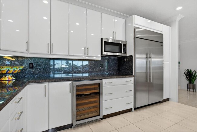 property at 513 S Riverside Dr