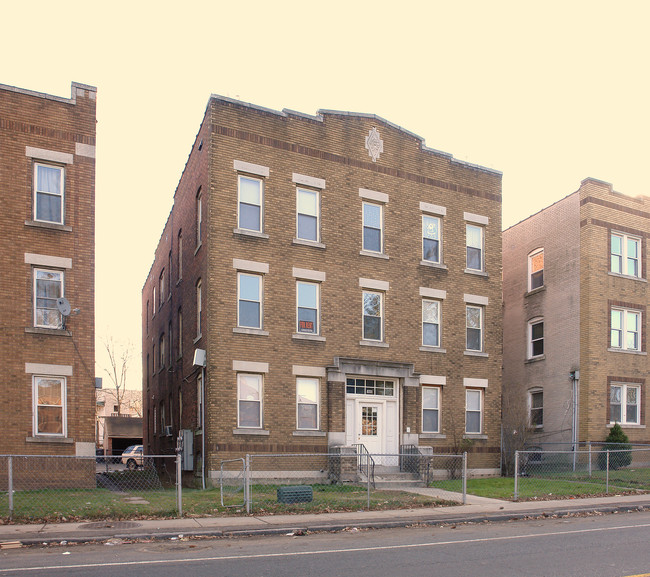 1660 Broad St in Hartford, CT - Foto de edificio - Building Photo