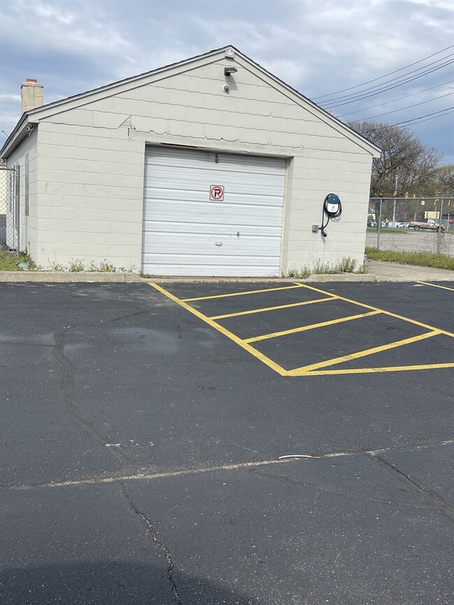 27850 Gratiot Ave in Roseville, MI - Building Photo - Building Photo