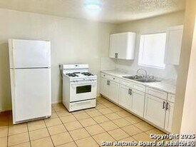 144 W Villaret Blvd in San Antonio, TX - Building Photo