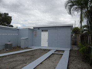 25 NW 50th Ave in Miami, FL - Foto de edificio - Building Photo