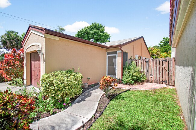 19 NW 44th Terrace in Deerfield Beach, FL - Building Photo - Building Photo