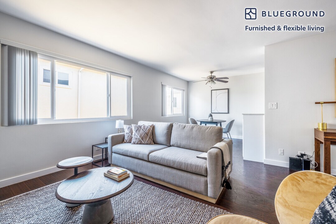 330 N Crescent Dr in Beverly Hills, CA - Building Photo