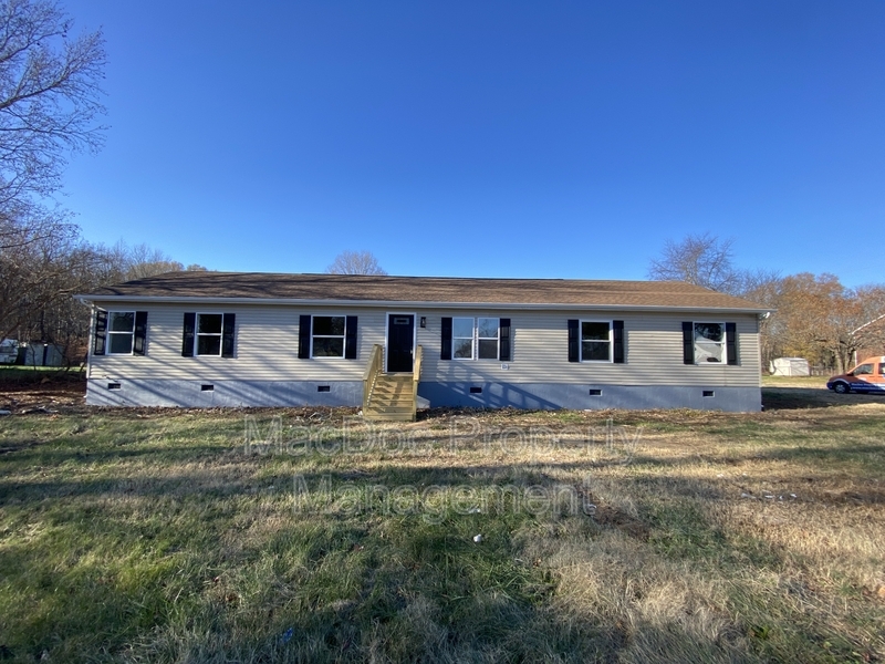 10504 Benchmark Rd in Fredericksburg, VA - Building Photo