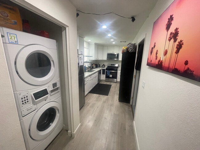 866 N Edgemont St, Unit 866 in Los Angeles, CA - Foto de edificio - Building Photo