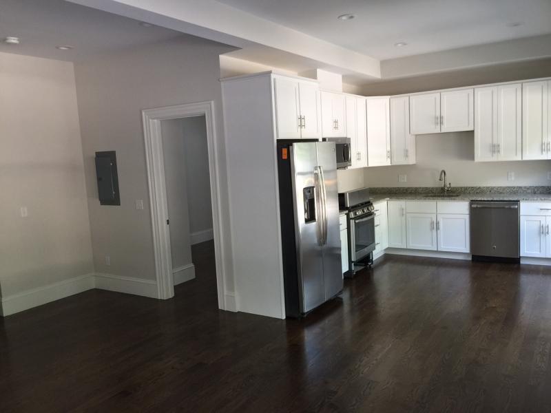 2044 Beacon St, Unit 2 in Waban, MA - Building Photo