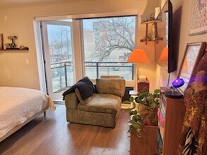 2407 W Eastwood Ave, Unit 304 in Chicago, IL - Building Photo - Building Photo