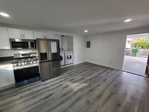 20003 Arminta St in Winnetka, CA - Building Photo - Building Photo
