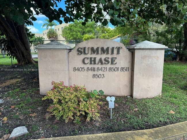 8411 NW 8th St in Miami, FL - Foto de edificio - Building Photo