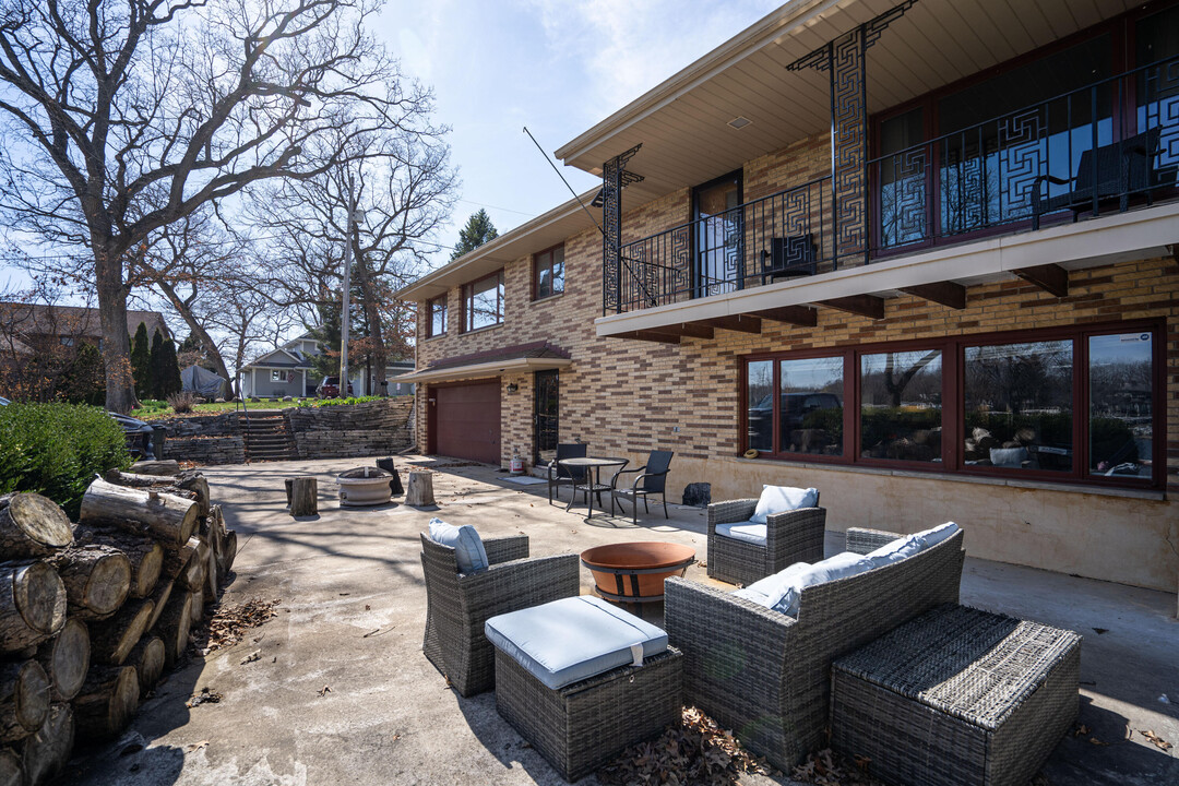 2726 Ridley Rd in Hartland, WI - Foto de edificio