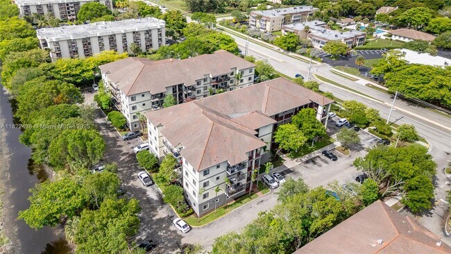 2851 Riverside Dr in Coral Springs, FL - Building Photo - Building Photo